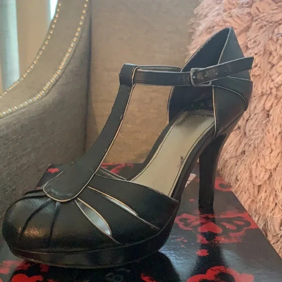 Fergaliciois black heels size 8 ankle strap , worn once - Picture 3 of 6